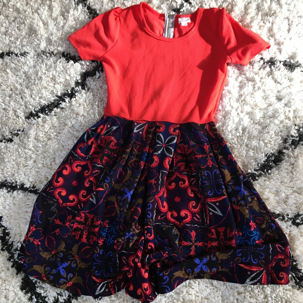 This is a girls Lula row dress and the size xl.